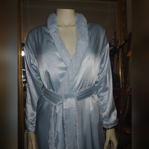 LITTLE GIRAFFE Luxe Satin Snow Leopard Robe Satin Luxurious Robe Powder Blue 🩵 - Picture 2 of 15